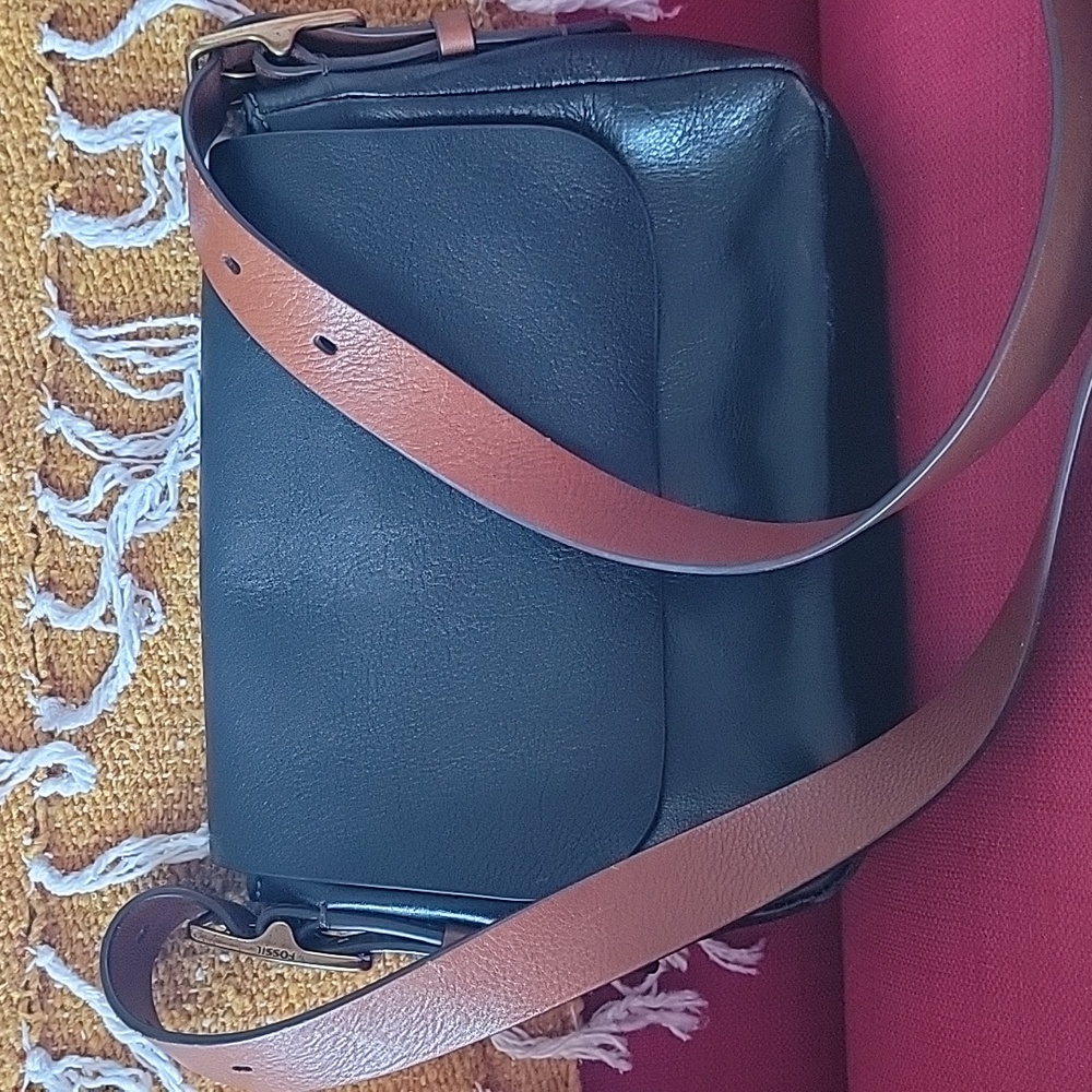 EUC Fossil leather Crossbody